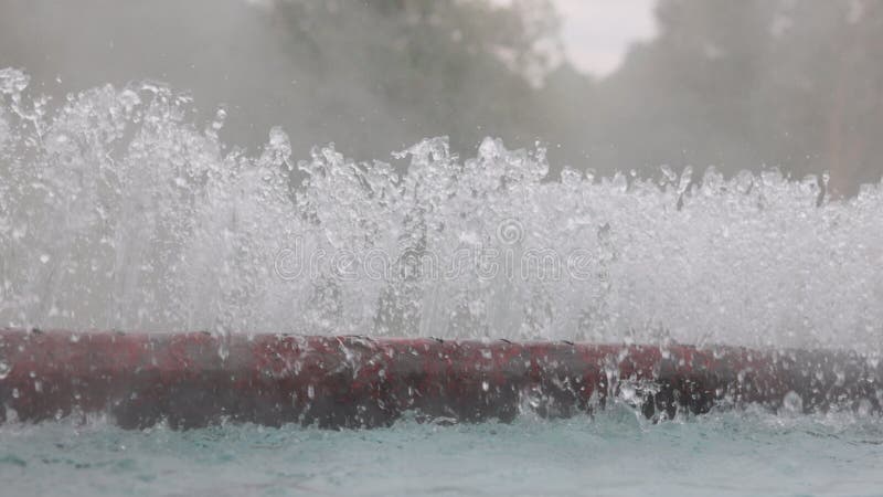 Niebla por el calor de agua de refrigeración que se rocío en estanque de la pequeña planta de energía geotérmica chiang mai thaila