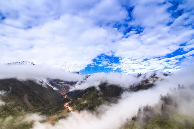 niebla y nube en la montaña imágenes de archivo libres de regalías niebla y nube en la montaña imágenes de archivo libres de regalías