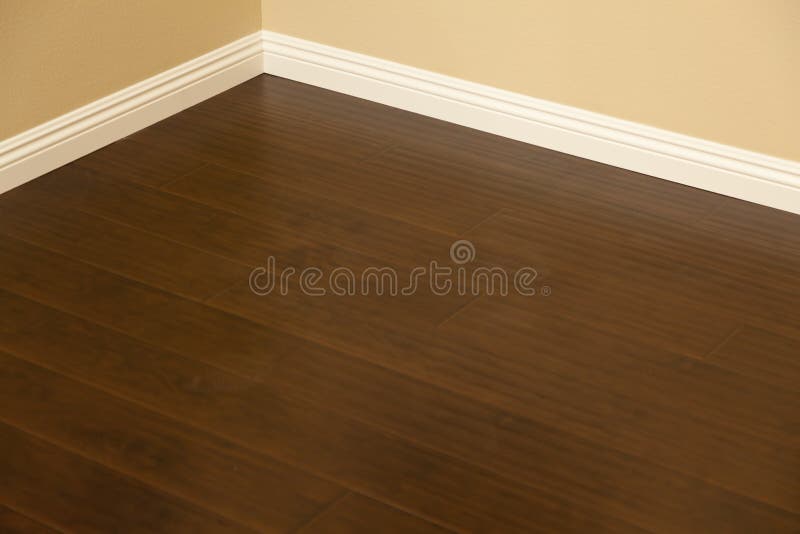 Niedawno Zainstalowana Brown laminata podłoga i Baseboards w domu