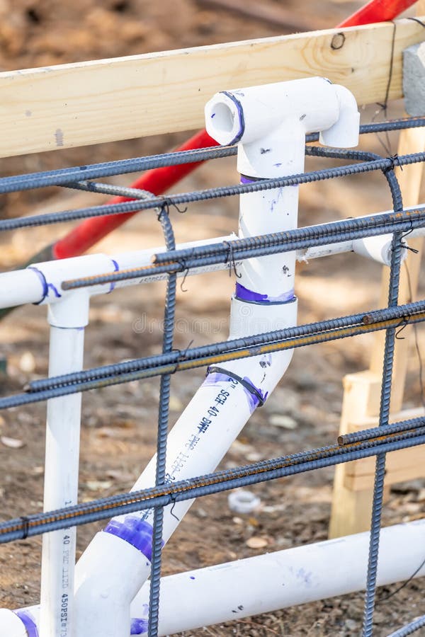 Niedawno Zainstalowane PVC instalacji wodnokanalizacyjnej drymby i Stalowa Rebar konfiguracja fotografia stock Niedawno Zainstalowane PVC instalacji wodnokanalizacyjnej drymby i Stalowa Rebar konfiguracja fotografia stock