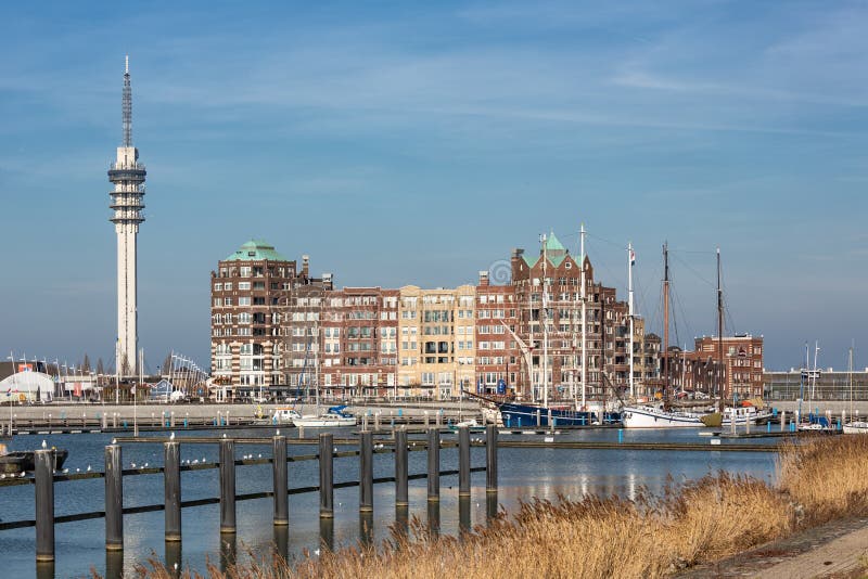 Niederlandischer Hafen Von Lelystad Mit Fernsehturm Und Wohngebaude Redaktionelles Foto Bild Von Kanal Architektur 145604816