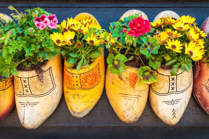 Niederländische alte hölzerne Klötze mit blühenden Blumen lizenzfreies stockfoto Niederländische alte hölzerne Klötze mit blühenden Blumen lizenzfreies stockfoto