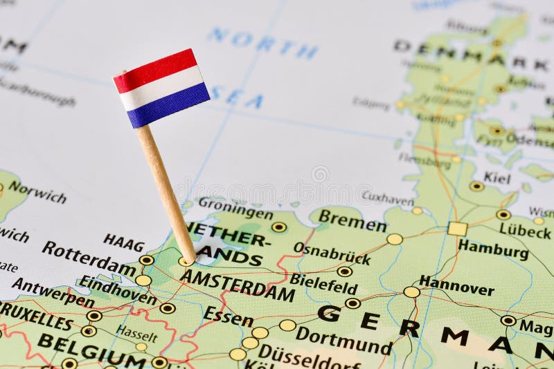 Niederländische Flagge auf Karte stockfotos