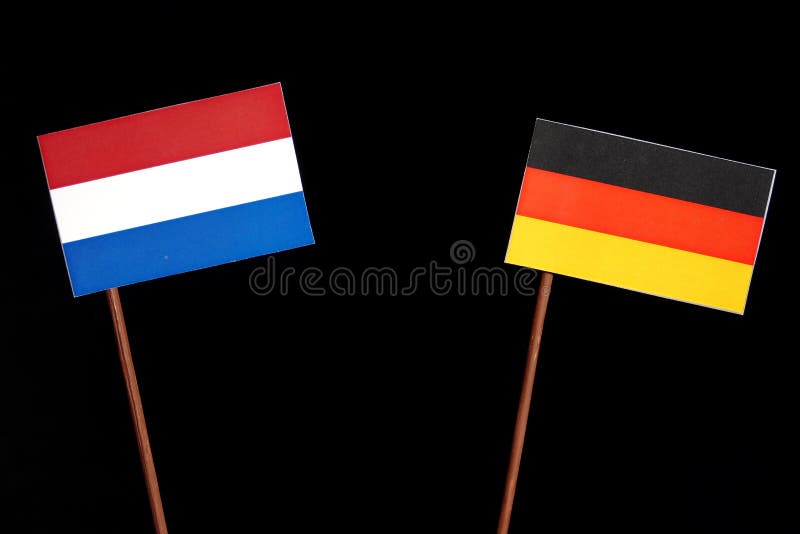 Niederländische Flagge mit deutscher Flagge auf Schwarzem lizenzfreies stockfoto Niederländische Flagge mit deutscher Flagge auf Schwarzem lizenzfreies stockfoto