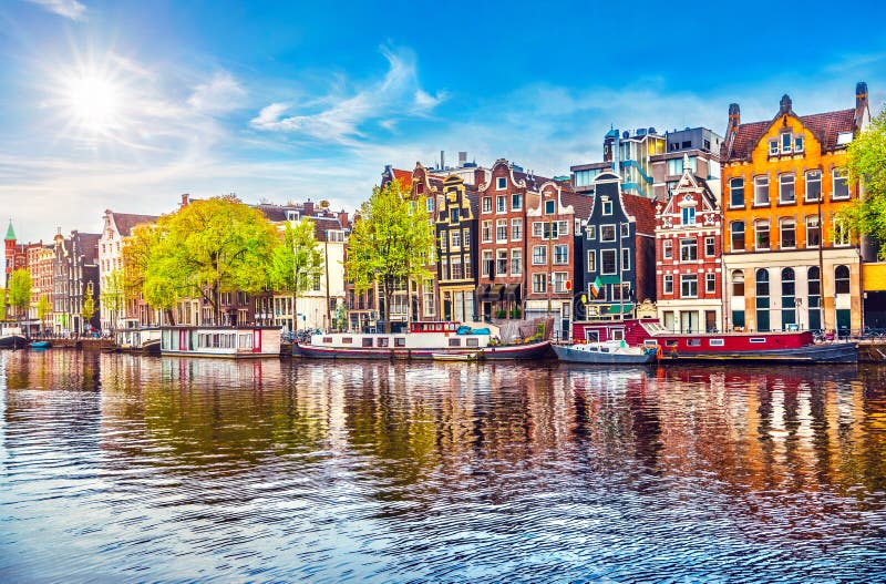 Niederländische Tanzenhäuser Amsterdams über Fluss Amstel