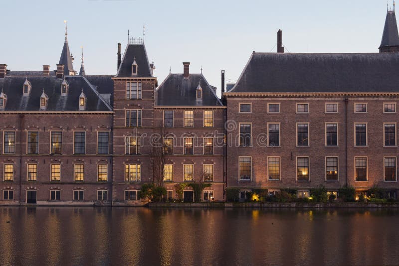 Niederländisches Parlament oder das Binnenhof an der Sonnenuntergangnahaufnahme lizenzfreies stockbild Niederländisches Parlament oder das Binnenhof an der Sonnenuntergangnahaufnahme lizenzfreies stockbild