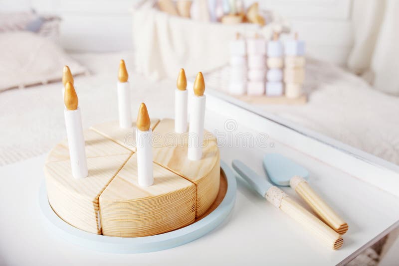 Niedliche Holz handgefertigte Spielzeug für Kinder auf weißem Hintergrund. bunter Kuchen aus Naturmaterialien. Kopierbereich lizenzfreie stockfotos