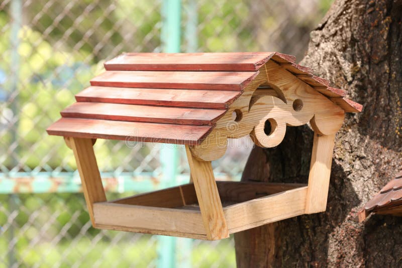 Niedliche hölzerne Vogelhaus auf Baum lizenzfreies stockfoto