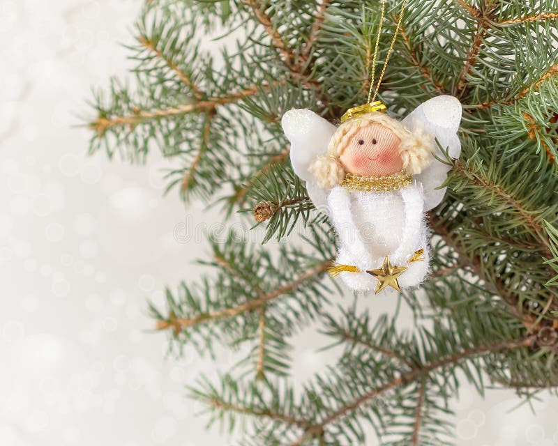 Niedliche Weihnachten Engel Spielzeug auf dem Weihnachtsbaum und ein verschwommener Hintergrund mit einem Bokeh-Effekt stockbilder