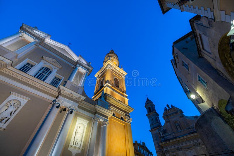 Niedrige Aussicht auf die Basilika Saint Michel Archange in Menton Frankreich lizenzfreies stockfoto
