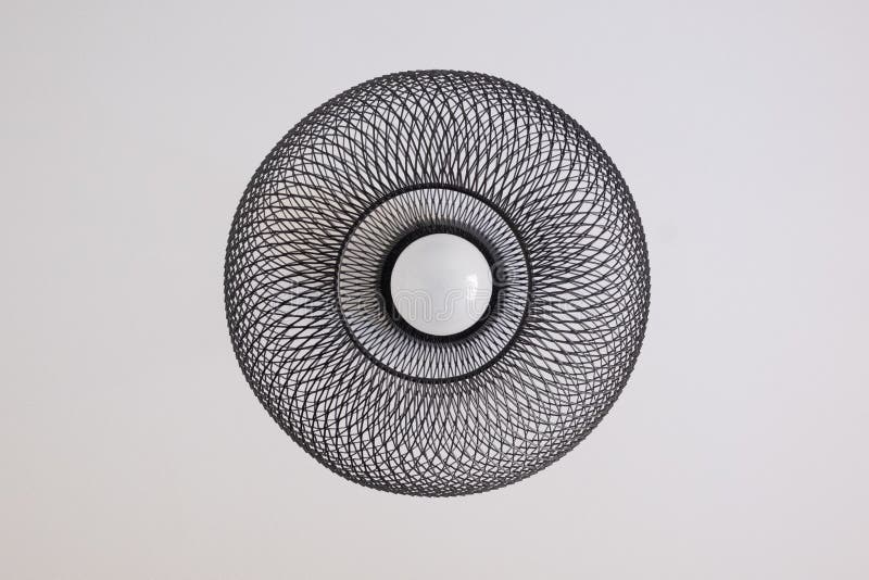 Niedrige Winkelsicht einer verzierten Lampe auf einem weißen Hintergrund lizenzfreie stockbilder