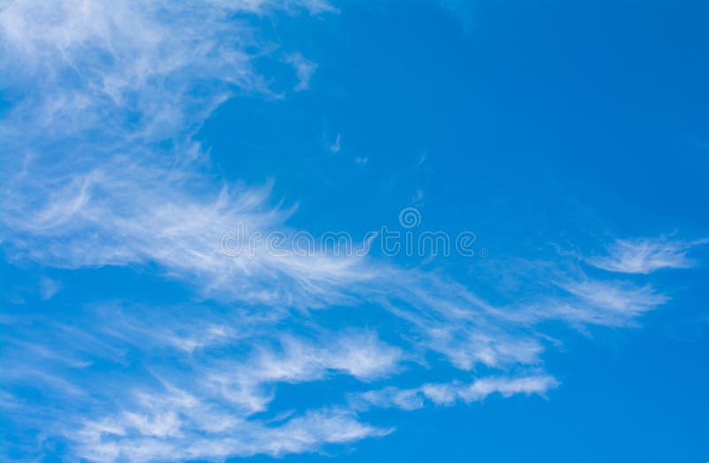 Niedrige Winkelsicht eines hellen blauen Himmel während des Tages perfekt für Tapeten stockbild
