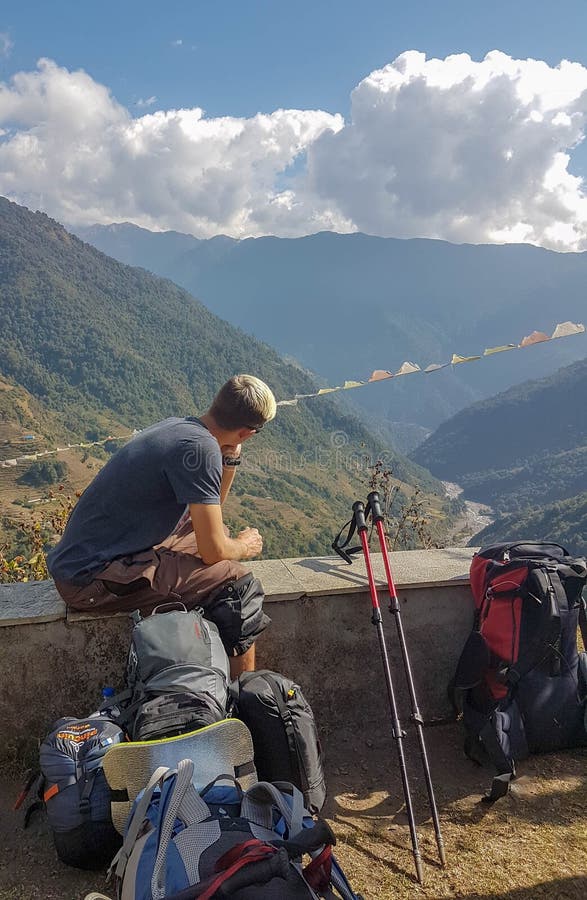 Niedriges Lager Annapurna, das Wanderung, Himalaja, Nepal wandert November 2018 Wandererstillstehen und bewundern Landschaft stockbild Niedriges Lager Annapurna, das Wanderung, Himalaja, Nepal wandert November 2018 Wandererstillstehen und bewundern Landschaft stockbild