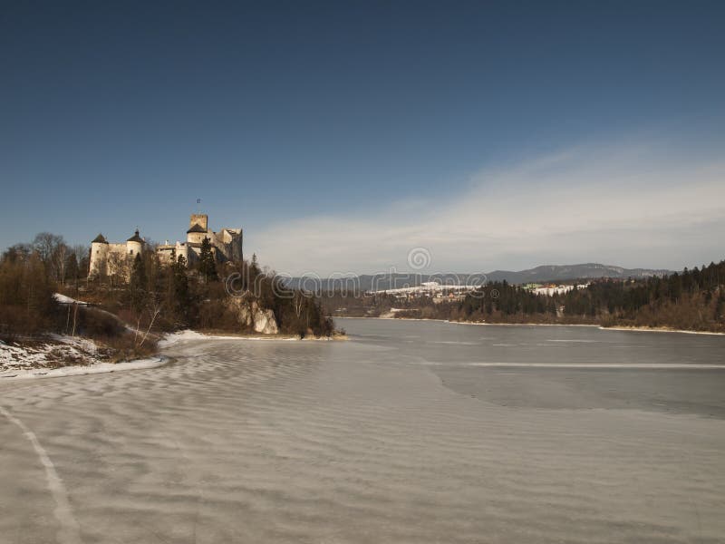 NIEDZICA,波兰2月2015 21日:在Czorsztyn的Niedzica城堡 图库摄影 NIEDZICA,波兰2月2015 21日:在Czorsztyn的Niedzica城堡 图库摄影