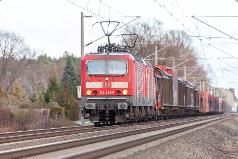niemiec poręcz, DB Deutsche Bahn klasy 143 pociąg z towarami zdjęcie royalty free niemiec poręcz, DB Deutsche Bahn klasy 143 pociąg z towarami zdjęcie royalty free