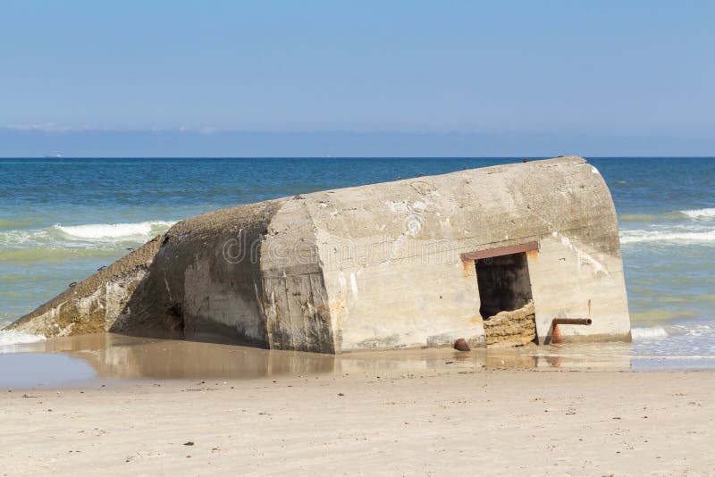Niemiecka druga wojna światowa bunkieru połówka zanurzał, Skiveren plaża, Dani zdjęcia stock Niemiecka druga wojna światowa bunkieru połówka zanurzał, Skiveren plaża, Dani zdjęcia stock