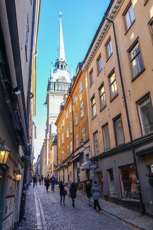 Niemiecki kościół w szwedach: Tyska kyrkan w wąskiej alei między starymi domami w Gamla stan stary miasteczko Sztokholm, Szwecja zdjęcie stock Niemiecki kościół w szwedach: Tyska kyrkan w wąskiej alei między starymi domami w Gamla stan stary miasteczko Sztokholm, Szwecja zdjęcie stock