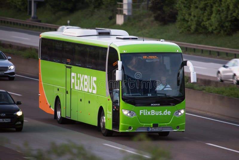 Niemieckiego flixbus autobusowa linia na a5 autostradzie blisko Frankfurt lotniska Germany obraz stock Niemieckiego flixbus autobusowa linia na a5 autostradzie blisko Frankfurt lotniska Germany obraz stock