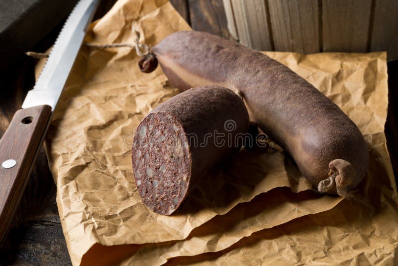 Niemieckiej specjalności krwionośna kiełbasa Blutwurst na drewnianym stole zdjęcia stock Niemieckiej specjalności krwionośna kiełbasa Blutwurst na drewnianym stole zdjęcia stock