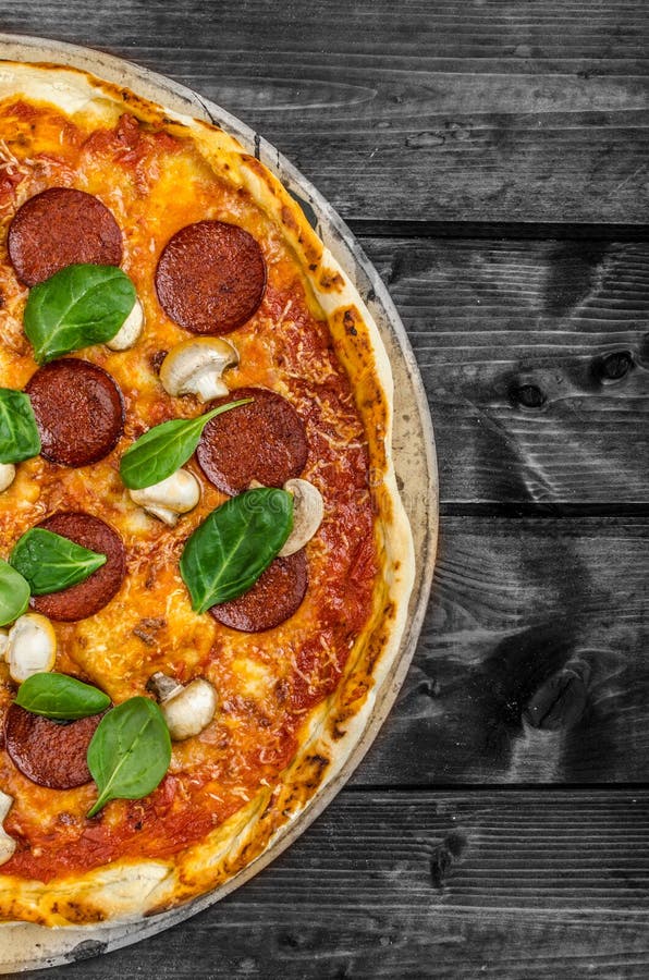 Nieociosana pizza z salami, mozzarellą i szpinakiem, zdjęcie stock Nieociosana pizza z salami, mozzarellą i szpinakiem, zdjęcie stock