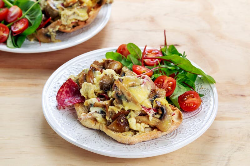 Nieociosany ranku śniadanie, grzanka z pieczarkami, serowy omelette i świezi warzywa, fotografia royalty free Nieociosany ranku śniadanie, grzanka z pieczarkami, serowy omelette i świezi warzywa, fotografia royalty free