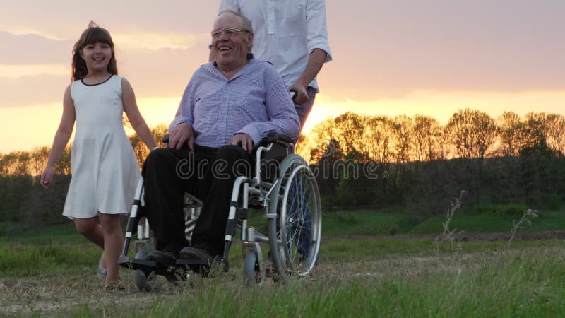 Niepełnosprawny dziad Jedzie W wózku inwalidzkim