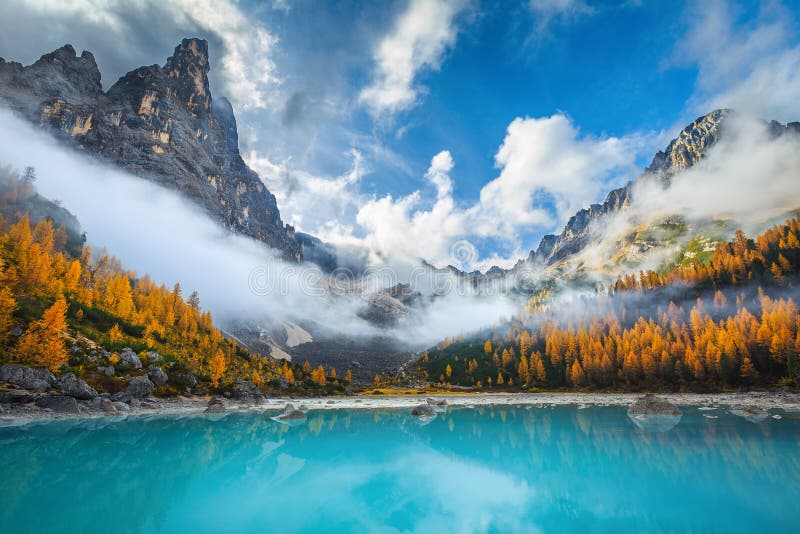 Niesamowita mglista scena jesienna z dolomitami jeziora sorapis włochy
