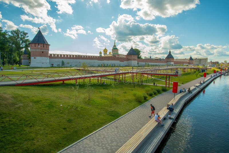 Niesamowity park między kremlinem w tula russiam i rzeką upa