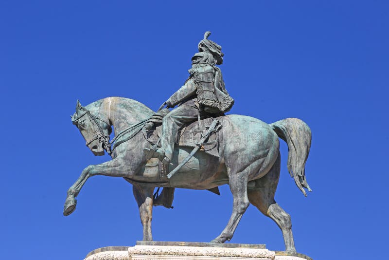Niesamowity widok rzeźby jeździeckiej vittorio emanuele ii w mieście rzym włochy obraz royalty free