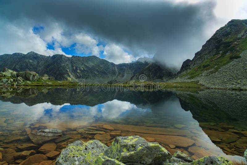 Nieskazitelny lodowa jezioro w burz chmurach przy zmierzchem i Alps zdjęcie royalty free Nieskazitelny lodowa jezioro w burz chmurach przy zmierzchem i Alps zdjęcie royalty free