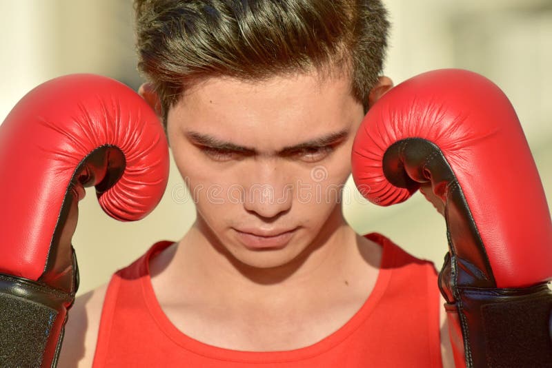 Nieszczęśliwa Męska atleta Jest ubranym Bokserskie rękawiczki obrazy stock Nieszczęśliwa Męska atleta Jest ubranym Bokserskie rękawiczki obrazy stock