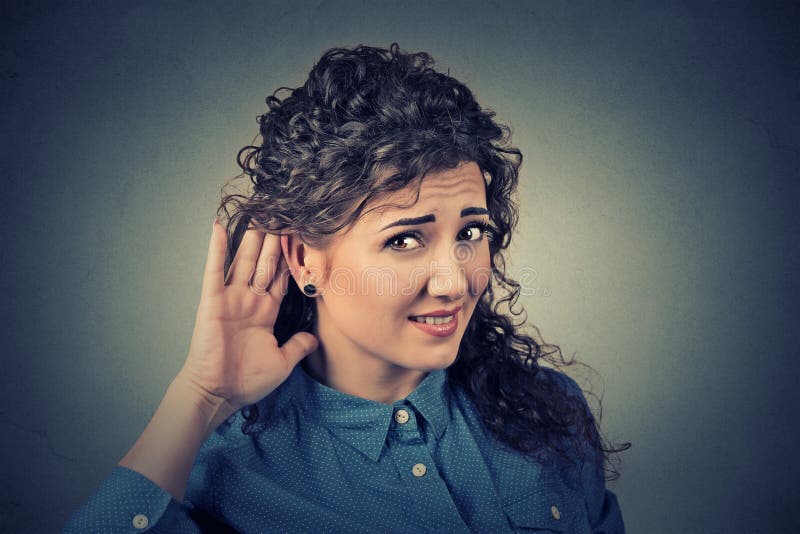 Nieszczęśliwy przesłuchanie kobieta umieszcza rękę na ucho pyta someone mówić up mocno obraz royalty free Nieszczęśliwy przesłuchanie kobieta umieszcza rękę na ucho pyta someone mówić up mocno obraz royalty free