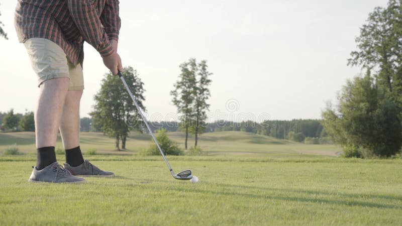 Niet erkend mensen speelgolf die golfbal op de golfcursus raken Het concept recreatie en sporten in openlucht