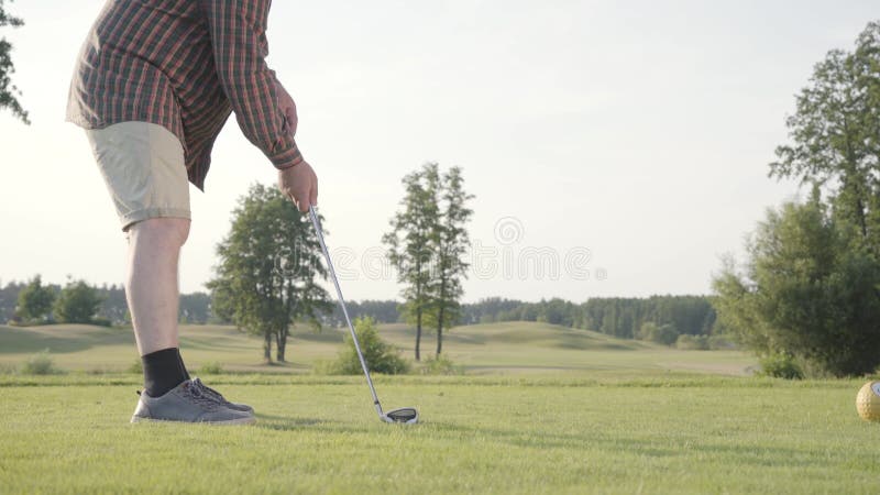 Niet erkend mensen speelgolf op de golfcursus Het concept recreatie en sporten in openlucht