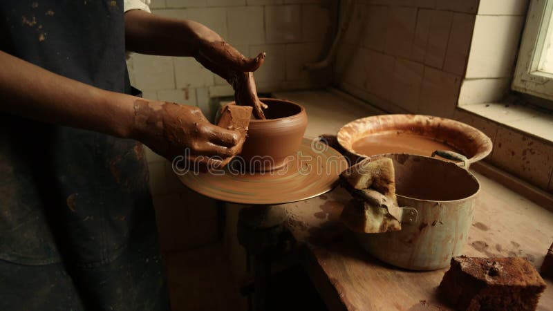 Niet - erkende kunstenaar die sculpeert op pottenwiel. vrouw die handgemaakte pot maakt