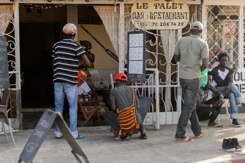 Niet geïdentificeerde Senegalese mensentribune dichtbij de koffie royalty-vrije stock afbeelding Niet geïdentificeerde Senegalese mensentribune dichtbij de koffie royalty-vrije stock afbeelding