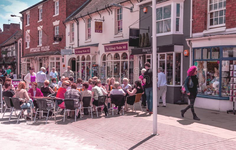 Niet geïdentificeerde toeristen bij Henley-straat in het centrum van Stratford Upon Avon, Warwickshire Engeland, het Verenigd Kon stock fotografie Niet geïdentificeerde toeristen bij Henley-straat in het centrum van Stratford Upon Avon, Warwickshire Engeland, het Verenigd Kon stock fotografie
