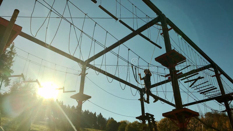 Niet identificeerbare jongen die in hoog kabelpark beklimmen royalty-vrije stock afbeeldingen Niet identificeerbare jongen die in hoog kabelpark beklimmen royalty-vrije stock afbeeldingen