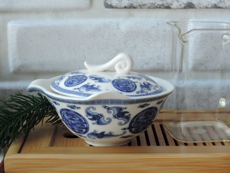 Niet-klassieke gaiwan voor de Chinese theeceremonie stock fotografie Niet-klassieke gaiwan voor de Chinese theeceremonie stock fotografie