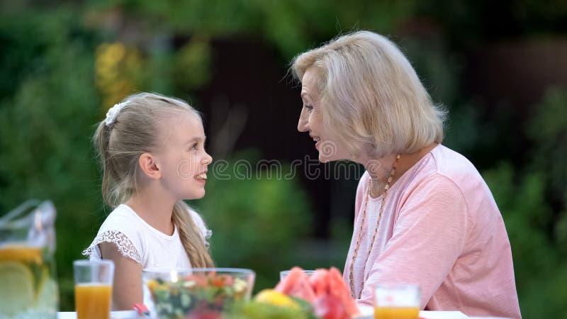 Nieta que cuenta historia divertida a la abuela, puente de la generación, amor imagen de archivo libre de regalías Nieta que cuenta historia divertida a la abuela, puente de la generación, amor imagen de archivo libre de regalías
