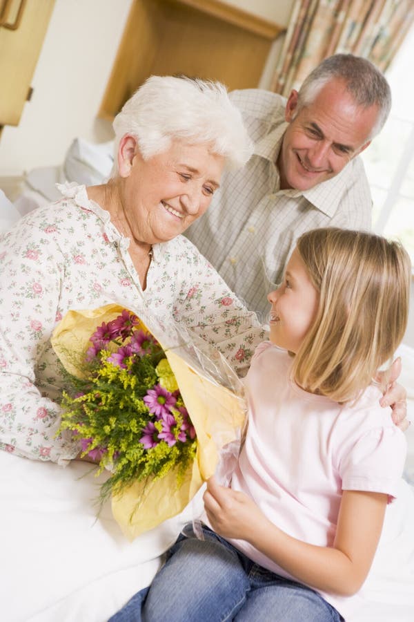 Nieta que da las flores a su abuela imagenes de archivo Nieta que da las flores a su abuela imagenes de archivo
