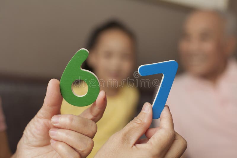Nieta que juega con los abuelos imágenes de archivo libres de regalías