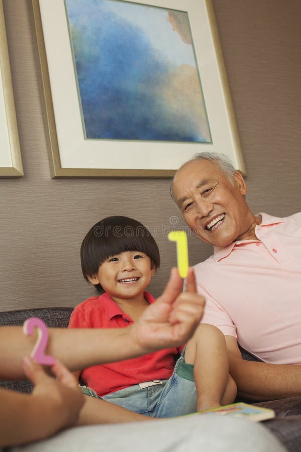 Nieto que juega con los abuelos fotografía de archivo libre de regalías