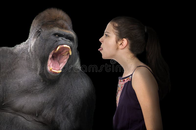 Nieustraszenie młoda dziewczyna z gniewnym gorylem