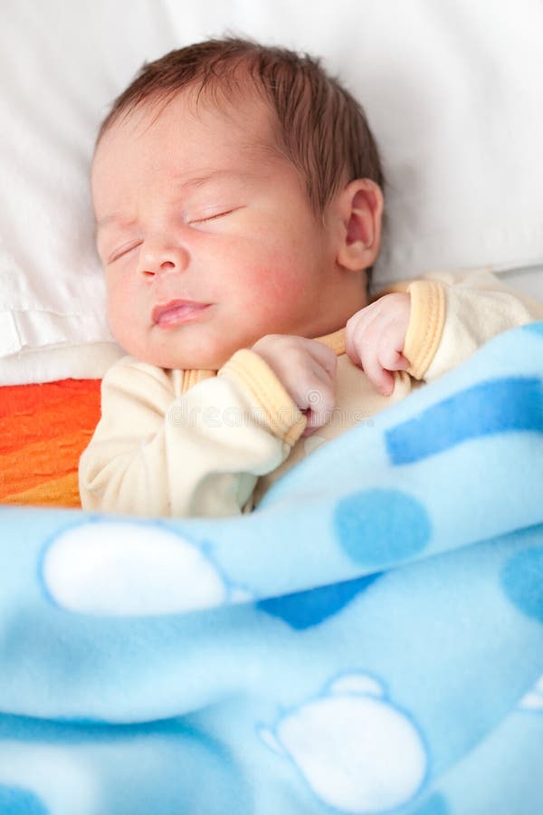 Nieuw - geboren babyslaap royalty-vrije stock foto Nieuw - geboren babyslaap royalty-vrije stock foto