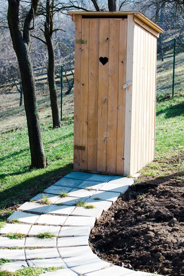 Nieuw houten toilet in de tuin - het Hart gaf gat op de deur gestalte royalty-vrije stock foto's Nieuw houten toilet in de tuin - het Hart gaf gat op de deur gestalte royalty-vrije stock foto's