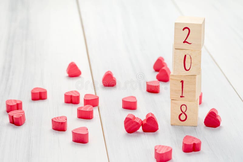 Nieuw jaar 2018 aantal op houten stapelkubus met groep mini rood h royalty-vrije stock foto's Nieuw jaar 2018 aantal op houten stapelkubus met groep mini rood h royalty-vrije stock foto's