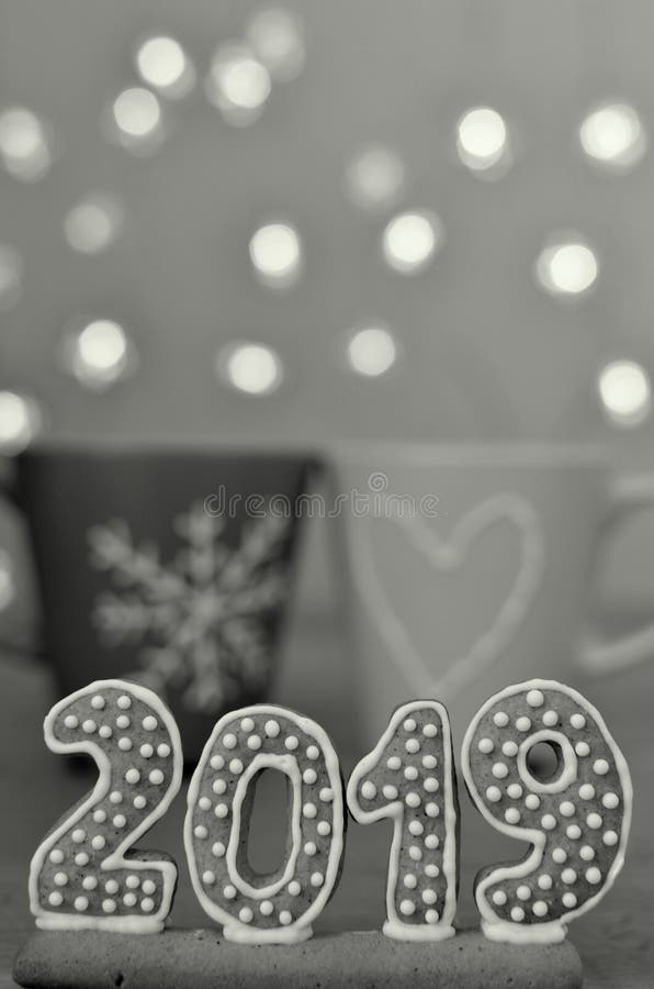 Nieuw jaar 2019 Peperkoekcijfers aangaande een houten raad Kerstmislichten op de achtergrond Nieuwe jaargroeten Geschikt als back royalty-vrije stock fotografie Nieuw jaar 2019 Peperkoekcijfers aangaande een houten raad Kerstmislichten op de achtergrond Nieuwe jaargroeten Geschikt als back royalty-vrije stock fotografie