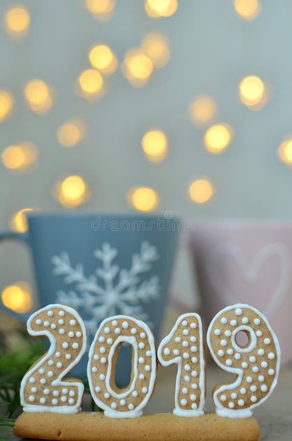 Nieuw jaar 2019 Peperkoekcijfers aangaande een houten raad Kerstmislichten op de achtergrond Nieuwe jaargroeten Geschikt als back stock foto Nieuw jaar 2019 Peperkoekcijfers aangaande een houten raad Kerstmislichten op de achtergrond Nieuwe jaargroeten Geschikt als back stock foto