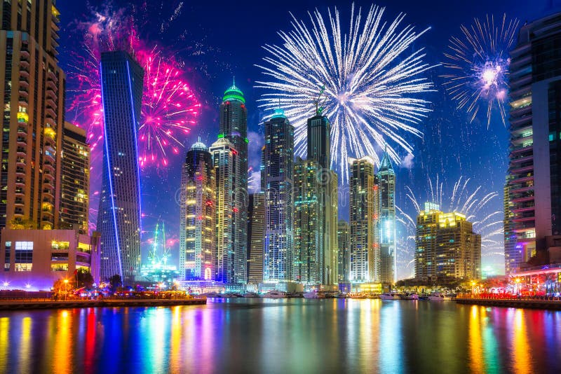 De Vertoning Van Het Nieuwjaarvuurwerk In De Jachthaven Van Doubai